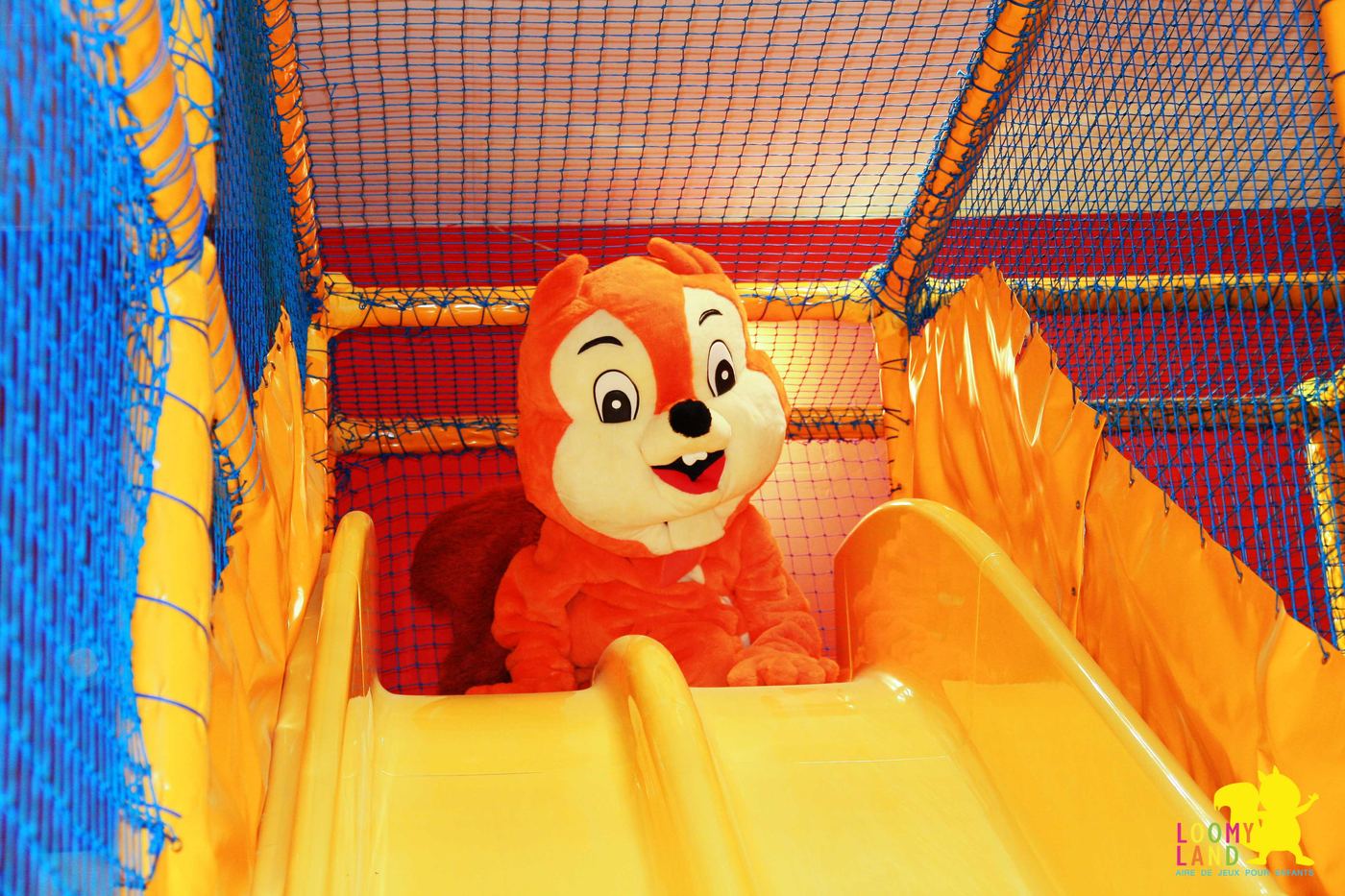 Toboggan et piscine à balles couverte