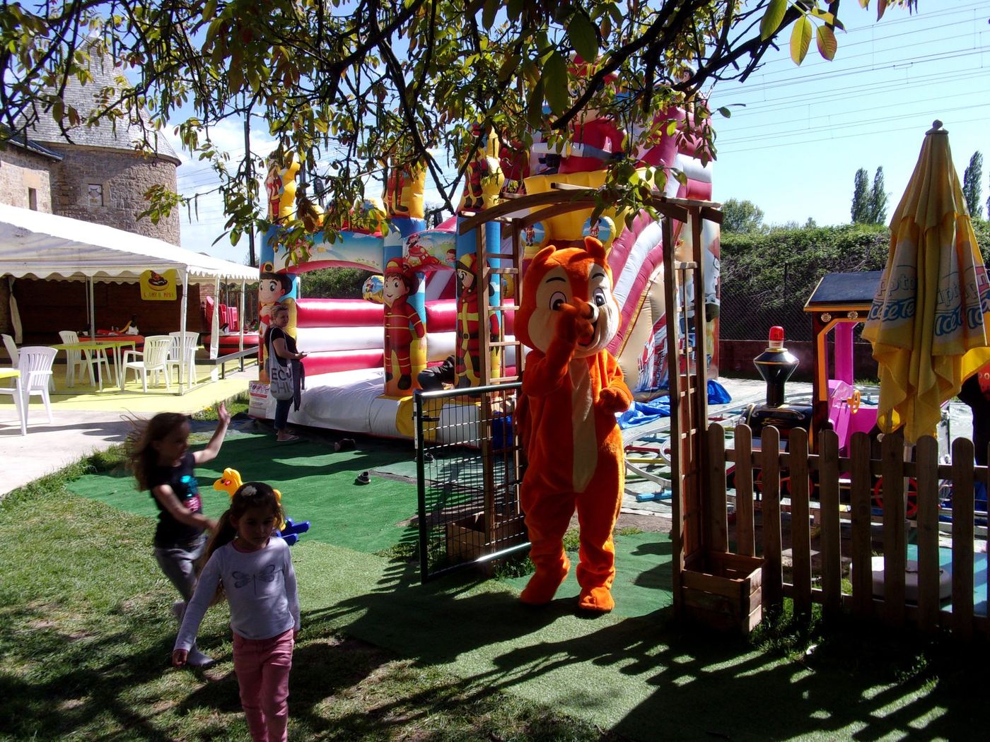 Enfants et la mascotte Loomy sur la terrasse du parc