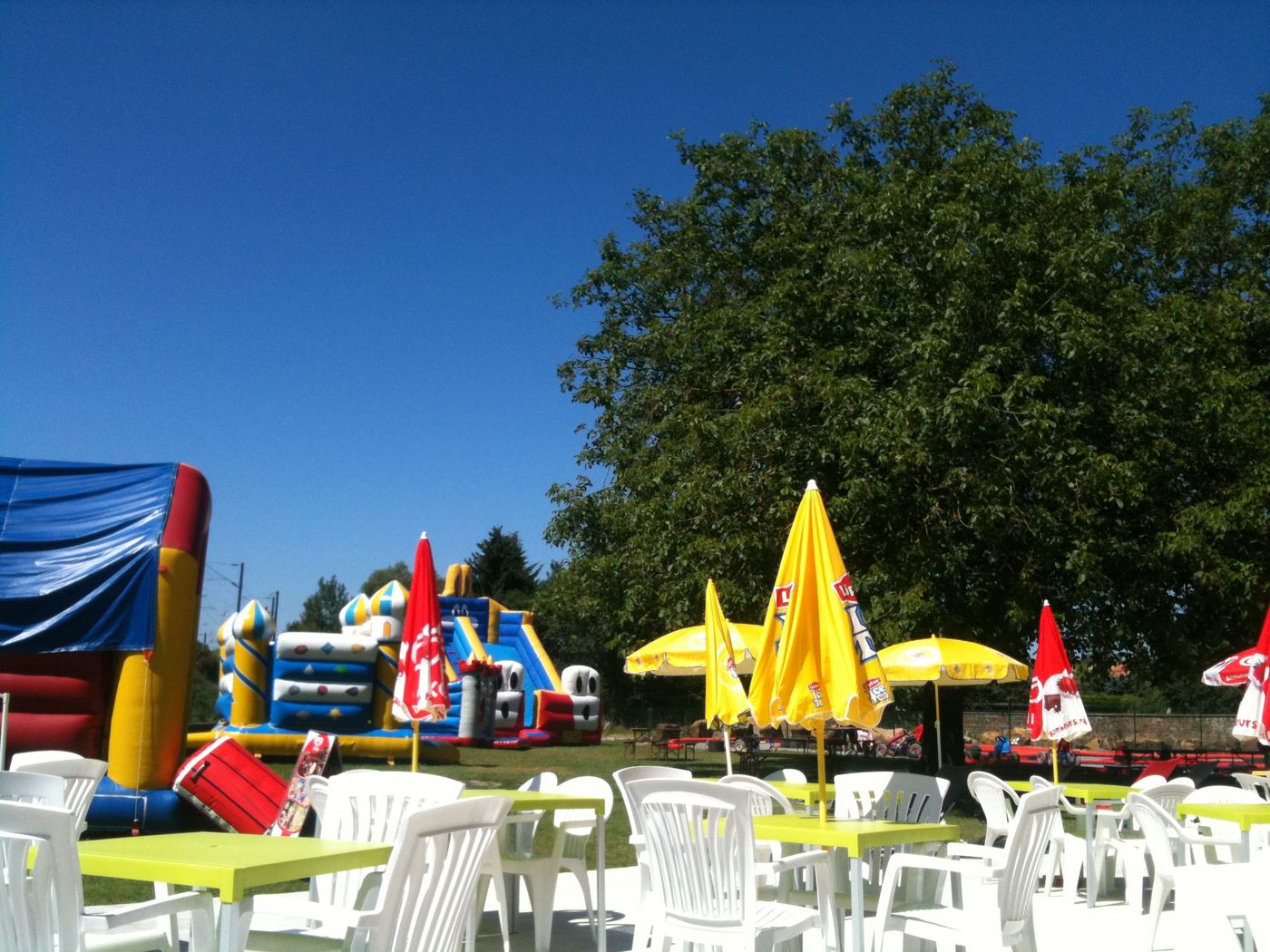 Terrasse et parasols du parc
