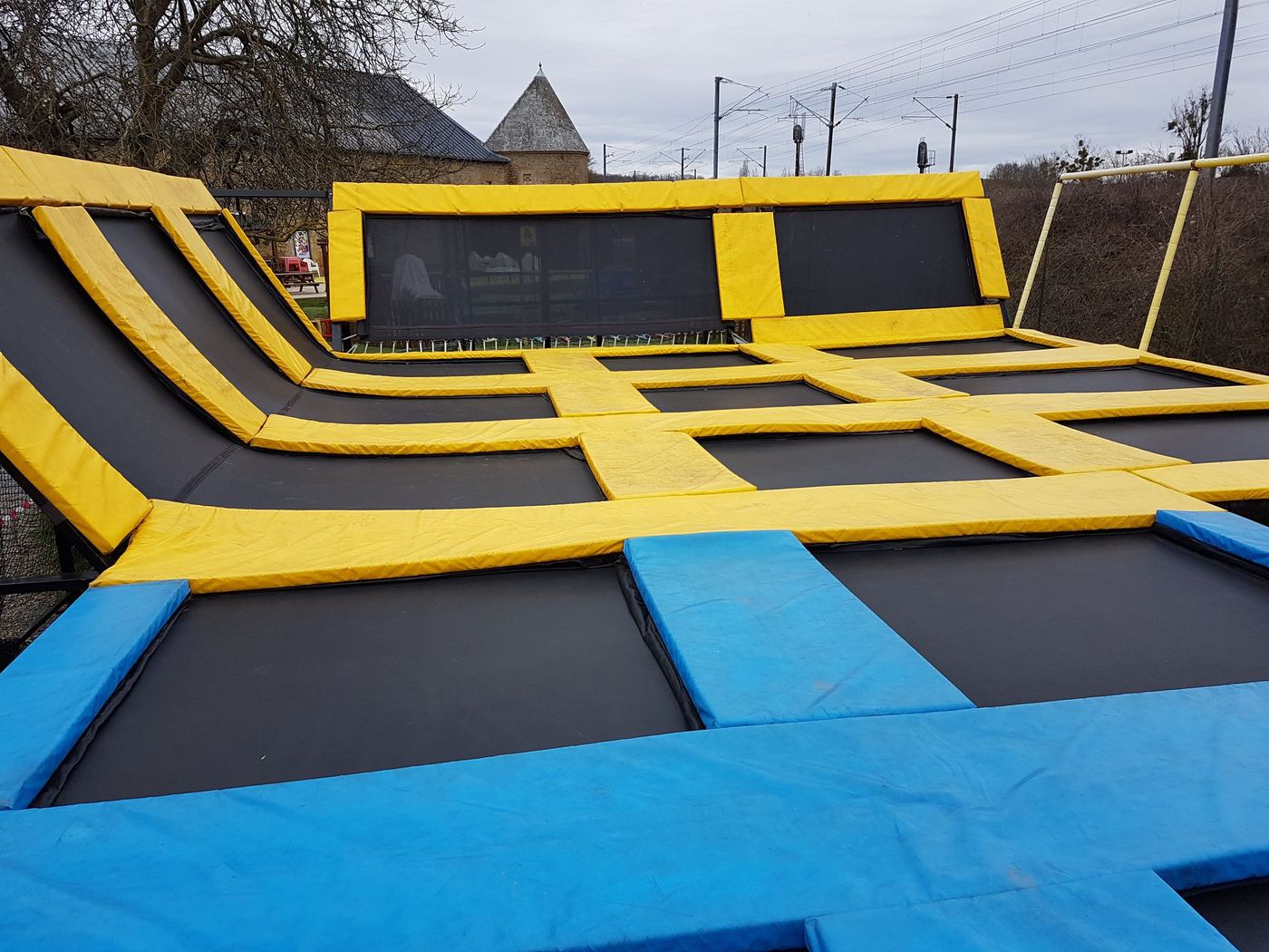 Trampolines extérieurs du parc